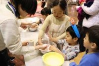 片栗粉を使った実験など、子どもら「遊び感覚」で科学体験　地元高校生が協力　京都・亀岡