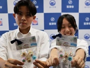 中学生ら「地元の路線バス」描いた「1円玉ほどのあめ」商品化　古里のシンボルに　京都