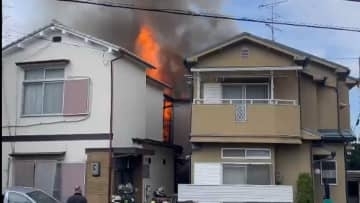 京都府城陽市で民家火災「黒い煙と真っ赤な炎」　遺体発見、住人1人と連絡取れず