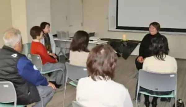 「暗室でろうそく」大人のための「おはなし会」　「亡くなった人への手紙」創作物語も