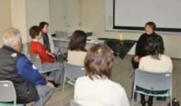 「暗室でろうそく」大人のための「おはなし会」　「亡くなった人への手紙」創作物語も