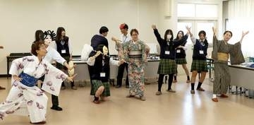 高校生が「大津絵踊り」披露に向け汗　慣れない動きに四苦八苦「地域知ってもらうきっかけに」