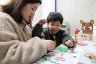 午年ちなみ　親子で馬の小物入れ作り「かわいい顔になった」
