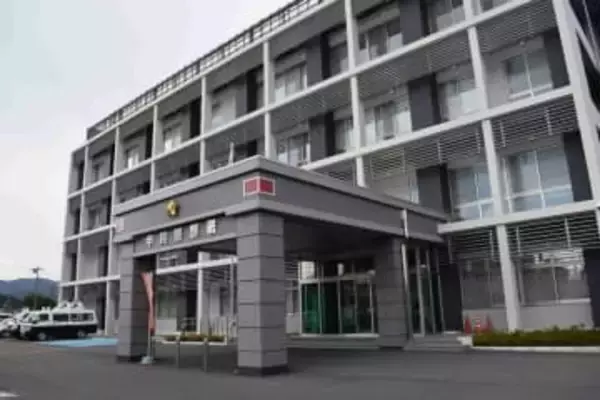 【速報】「黒煙上がっている」　資材置き場で火災、資材とプレハブ建物燃える　付近の山林に延焼も