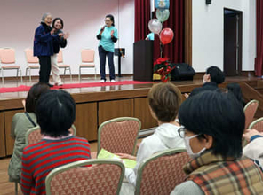 認知症患者が着やすい服、どんなの？　大津でファッションショー「久しぶりにネイル、きれいでうれしい」