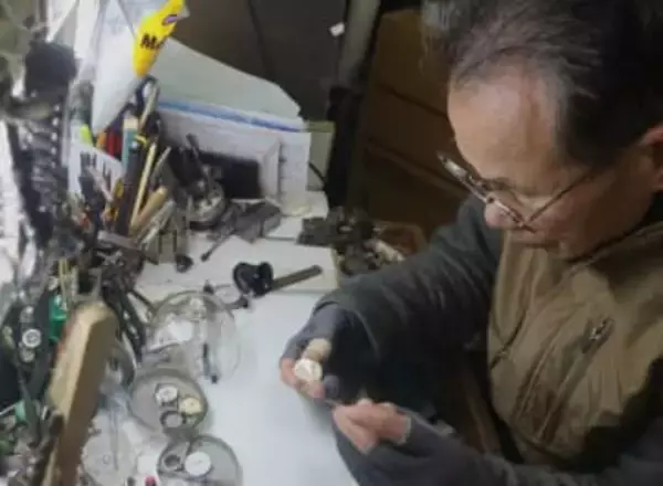 大阪大空襲で疎開、京都で開業80年の老舗時計店が閉店　遠のく昭和「いい時代があったんですよ」