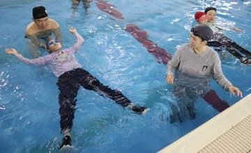 泳げない人知っておいて！身近なあるもので浮く方法とは？　京都で水難事故防ぐための教室開催