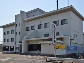 【速報】「運転操作を誤った」コンビニにトラック突っ込む　ガラス戸など損壊、けが人なし