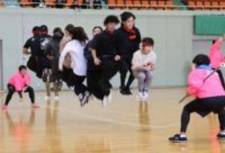 初めての「市民大運動会」　障害物競走、むかで競走で汗　京都