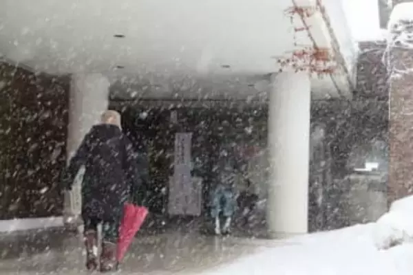 吹雪の中「貴重な1票を」　膝まで積もった大雪の京都・舞鶴