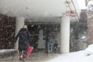 吹雪の中「貴重な1票を」　膝まで積もった大雪の京都・舞鶴　