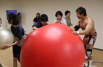 新日本プロレスの小島聡選手と本間朋晃選手が京都の支援学校訪問　綱引きで交流、軽妙掛け合いでも沸かす