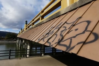【独自】日本三名橋「瀬田の唐橋」に落書き　黒や黄のスプレー、周辺含め10カ所以上
