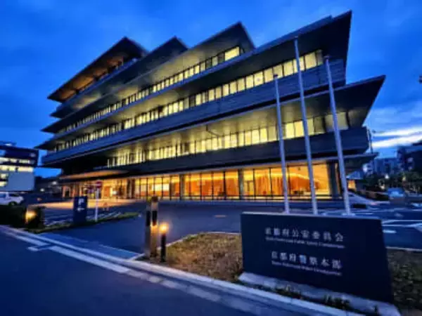 帰宅中の会社員に背後からバールで十数回殴り、金品奪おうとした疑い　30代男女を逮捕