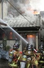 大津市で民家火災　隣接含む6棟が焼け、男性1人搬送　「炎も煙もすごくて」