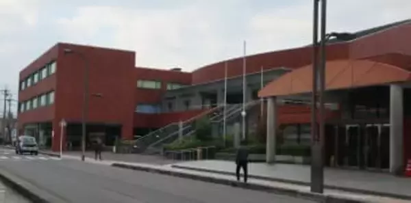 築40年超の文化ホールのタイルが落下　けが人なし