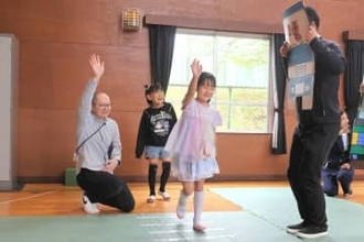 「自転車、左をまっすぐ走るようにしたい」聴覚障害の児童たち交通安全学ぶ　京都・舞鶴
