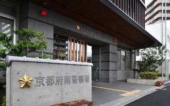 パトカー追跡中のオートバイが転倒、16歳少年が手と足に擦り傷