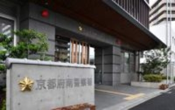 【速報】パトカー追跡中のオートバイが転倒、16歳少年が手と足に擦り傷