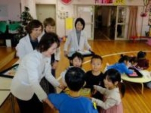国際ソロプチミストがこども園に絵本を寄贈　「仲良く読んで楽しんで」園児は早速夢中に