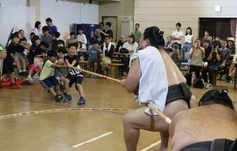大相撲の力士と市民が交流　湊部屋の4人訪問「一回で白ご飯3合食べる」にどよめき　滋賀県近江八幡市