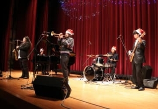 ジャズバンド演奏でXマスコンサート　「サンタが町にやってくる」など名曲披露