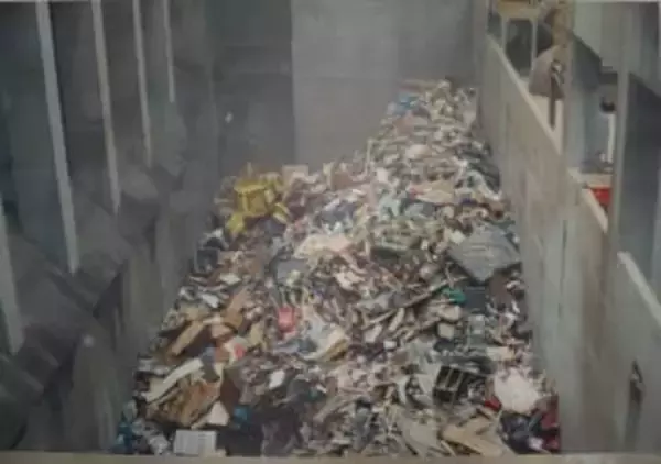 「昨晩からずっと煙の臭い」 京都のクリーンセンター火災、24時間以上経過も鎮火せず