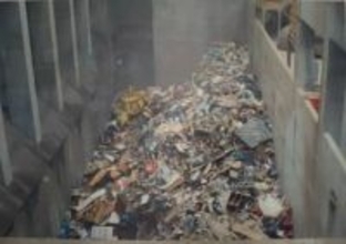 「昨晩からずっと煙の臭い」 京都のクリーンセンター火災、24時間以上経過も鎮火せず　