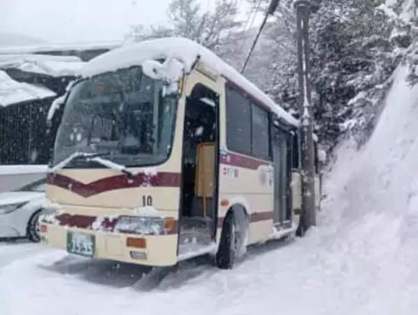 【速報】京都市左京区・貴船で路線バスが電柱に接触、立ち往生　大雪でスリップか