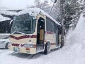 【速報】京都市左京区・貴船で路線バスが電柱に接触、立ち往生　大雪でスリップか