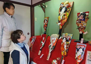 京都府福知山市で「歌舞伎」描いた羽子板展示「子どもの健やかな成長を願って」