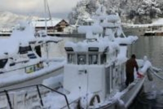 【速報】3連休の最終日、京都府北部で積雪続く　人気観光地で除雪に追われる、舞鶴「赤れんが倉庫」も