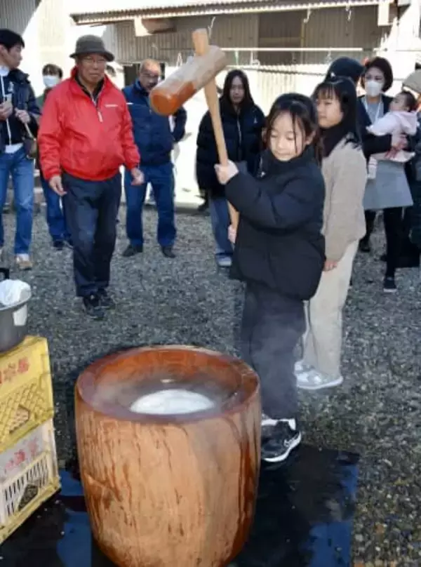 「きねを打つ音がいいな」子どもたち、地元産の米で餅つき