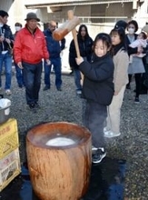 「きねを打つ音がいいな」子どもたち、地元産の米で餅つき