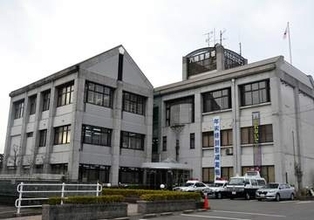 36歳市職員がミニバイクを無免許で運転、トラックと衝突して逃走　容疑で逮捕