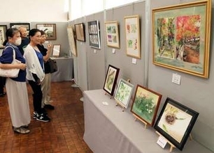 京都府亀岡市で書と水彩画の愛好家による作品発表会　紅葉の名所描いた絵や源氏物語絵巻など並ぶ