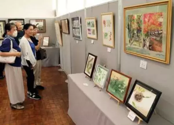 京都府亀岡市で書と水彩画の愛好家による作品発表会　紅葉の名所描いた絵や源氏物語絵巻など並ぶ
