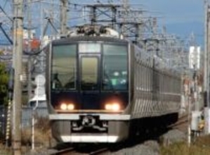 【速報】京都の線路上で快速電車と女性が接触し頭負傷　JR学研都市線、3300人に影響