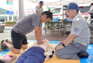 「救急が必要な場面にいつ遭遇するか分からない」　買い物に来た市民が心肺蘇生法学ぶ