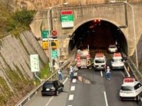 京滋バイパスのトンネル内で衝突事故、乗用車2台全焼