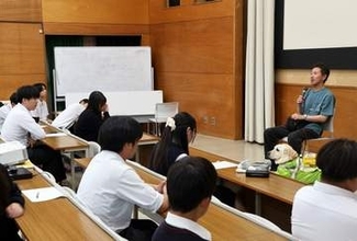 「視界が濃い霧に包まれているよう」　盲導犬ユーザーの思い、高校生が聞く