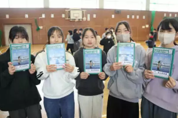 SNSで反響の「海上保安帳」増刷　航空機写真の学習ノート、海底地形も学べる