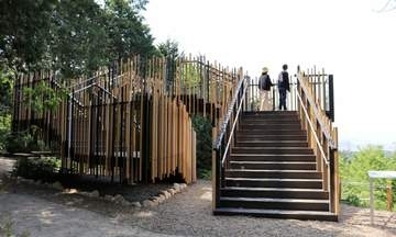 京都府南部の山に展望テラスが完成　有名建築家が設計、京都市内まで一望