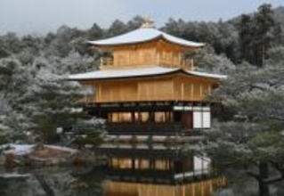 【速報】京都・金閣寺、今冬初めて雪化粧　際立つ黄金色、幻想的な姿に