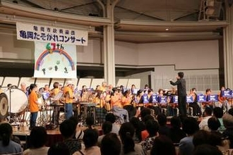 京都府中部で「たそがれコンサート」　人気アニメやアイドルグループ「アニバーサリー特集」も披露
