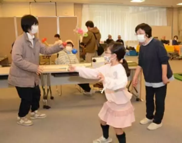 妊婦体験やかるた...多彩な男女共同参画イベント　子どもらが紙相撲体験「すごく面白かった」京都・城陽