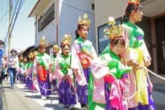 色鮮やかな稚児行列が街道練り歩く　釈迦の誕生祝い「花まつり」