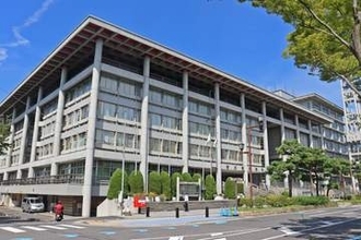 電車内で女性の下着を盗撮容疑　逮捕の大津市職員に懲戒処分