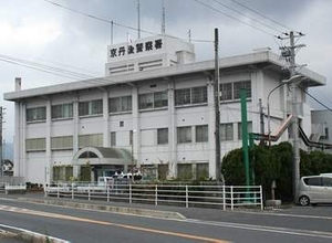 職務質問を受けて車を急発進、警察官を転倒させてけがを負わす　容疑で24歳男を逮捕