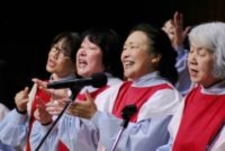 ゴスペル愛好家ら「もろびとこぞりて」などクリスマス曲披露「声が高くてきれい」　大津